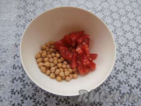 Нут переложить в салатник, добавить к нему нарезанные на средние кусочки помидоры.