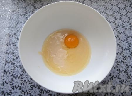 Налить сгущённое молоко в достаточно глубокую миску, добавить яйцо и щепотку соли.