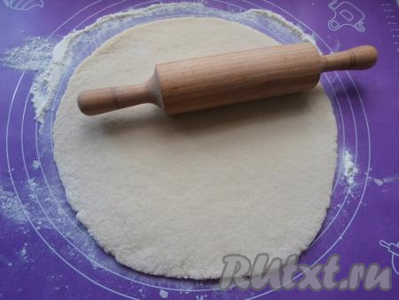 Замешанное тесто для пончиков раскатать в лепёшку толщиной около 0,5 сантиметра.