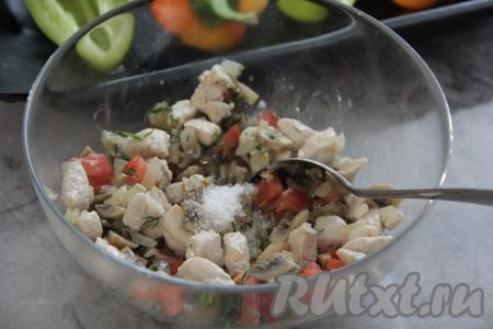 К курице с грибами добавить помидоры, чеснок и зелень, всыпать соль и перемешать начинку для фарширования перцев.