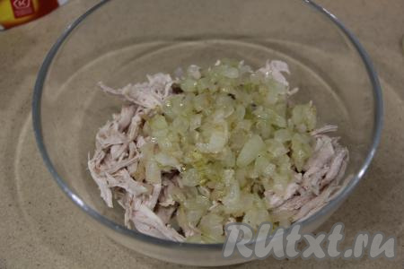 В салатнике соединить куриное мясо и жареный лук.