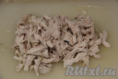 Варёное куриное мясо порвать руками на волокна.