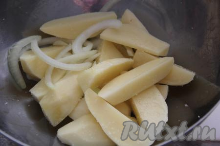 Картошку нарезать на крупные дольки. Лук нарезать полукольцами. Соединить картошку с луком, посолить по вкусу и перемешать.