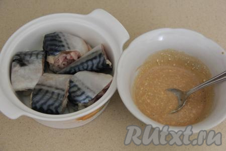 Рыбку нарезать на кусочки, выложить в форму поверх лука. Для получения соуса в небольшой ёмкости соединить соевый соус, горчицу и майонез, перемешать.