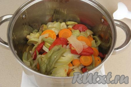 Аккуратно разрезать рукав и переложить овощи вместе с выделившимся соком в кастрюлю.