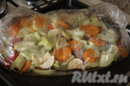 Рукав с готовыми овощами (морковка и кабачок должны стать мягкими, легко прокалываться вилкой) достать из духовки.