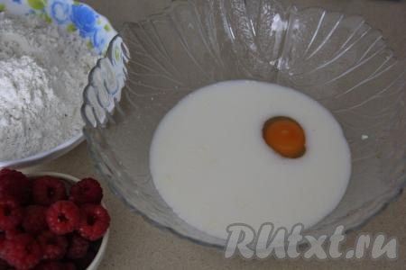 В глубокой посуде соединить молоко и яйцо, всыпать соль и сахар, перемешать венчиком.