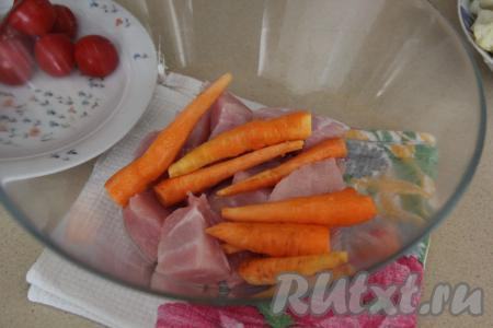 К кусочкам индейки добавить морковь. Я использовала небольшую морковку, если используете крупную морковь, тогда нарежьте её на кружочки.