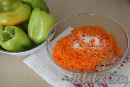 В миску с фаршем и рисом добавить морковку, натёртую на мелкой тёрке, и соль.