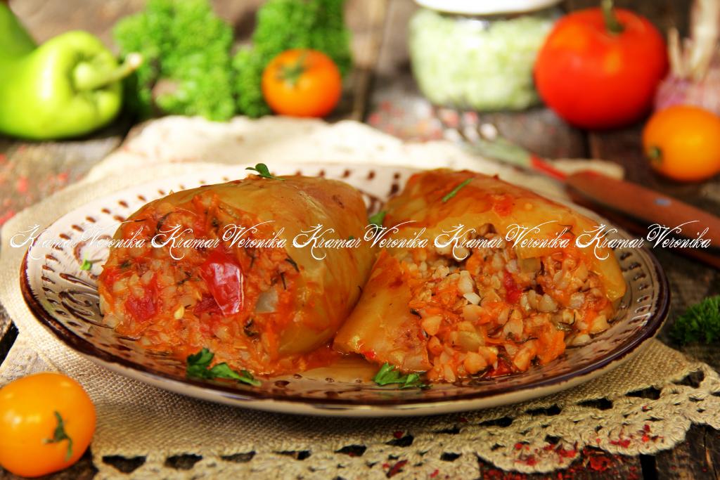 Перец, фаршированный начинкой из куриного мяса и гречки