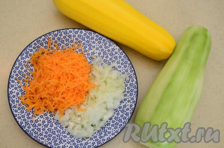 Лук и морковку очистить. Нарезать лук мелко. Морковь натереть на средней тёрке (можно натереть и на крупной, но морковка, натёртая на средней тёрке, обжарится быстрее и будет более гармонично сочетаться с фаршем). Кабачки вымыть, очистить от кожуры.