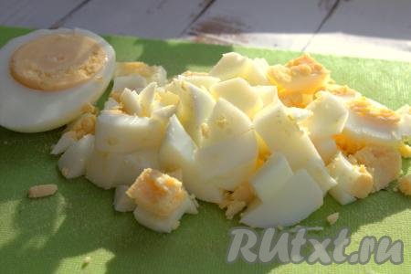 В эту же миску добавить яйца, нарезанные на средние кубики.