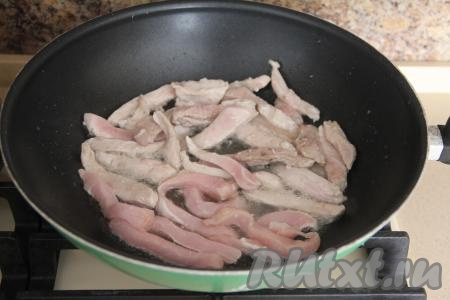 В сковороду влить масло и разогреть. Свинину нарезать на длинные тонкие брусочки. Выложить свинину в сковороду с разогретым маслом, обжарить мясо на среднем огне со всех сторон до подрумянивания (в течение минут 10).