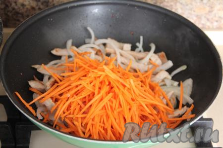 Морковь натереть на тёрке для корейской моркови (если нет такой тёрки, натрите морковку на крупной тёрке), выложить в сковороду, перемешать, обжаривать минут 5, иногда помешивая, чтобы мясо с овощами не подгорело.