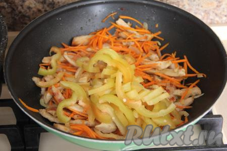 Перец нарезать тонкой соломкой и добавить в сковороду, перемешать и жарить овощи минут 5, иногда помешивая.