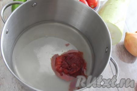 В кастрюлю влить воду, всыпать соль и сахар. Добавить томатную пасту и масло.