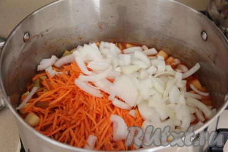 Морковь натереть на крупной тёрке, лук нарезать тонкими полукольцами. Добавить лук и морковь в кастрюлю, перемешать и варить, иногда помешивая, 5 минут.