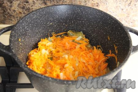 Обжаривать морковку с луком 10 минут, периодически перемешивая, на среднем огне.