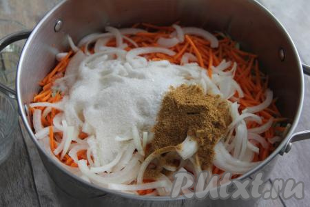 Всыпать сахар, приправу для моркови по-корейски и соль.