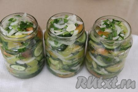 Разложить салат по подготовленным баночкам. Выделившийся сок от овощей равномерно разлить по банкам. Накрыть банки с салатом прокипячёнными крышками.