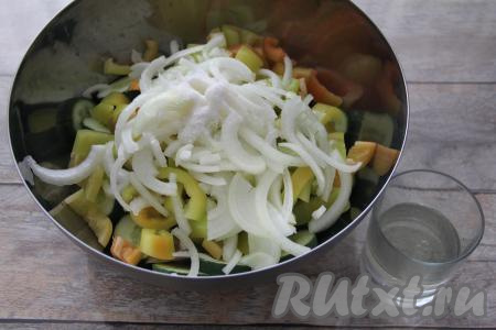 В миску с овощами добавить растительное масло, соль, уксус и сахар.