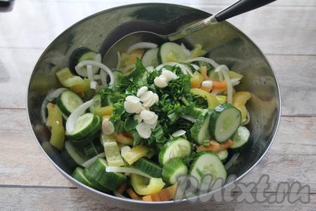Перемешать овощи с маринадом. Петрушку мелко нарезать. Чеснок нарезать на лепестки. Добавить петрушку и чеснок к овощам и перемешать. Оставить овощи на пару часов при комнатной температуре.