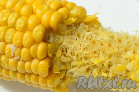 У хорошо сваренной кукурузы зёрнышки нежные, сладкие и хорошо отделяются от кочерыжки.