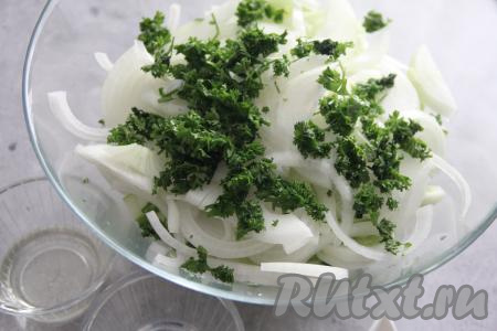 Зелень мелко нарезать и добавить в миску с луком и огурцами.