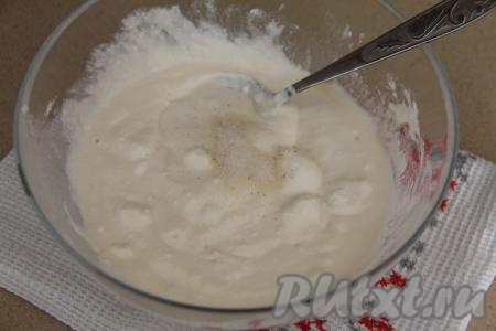 Перемешать массу ложкой (или лопаткой). Добавить ванильный сахар, перемешать. Обычный сахар в тесто не добавляется, так как после выпечки творожанники пропитываются сладким сметанным соусом.