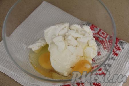 Соединить в миске творог и яйца, всыпать соду.