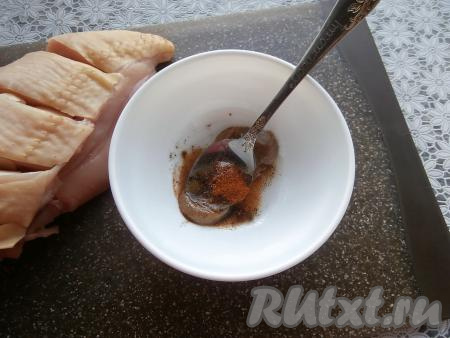 В небольшой тарелке смешать растительное масло, соль, сахар, горчицу, чёрный молотый перец. Для любителей остренького можно по вкусу добавить молотый перец чили.