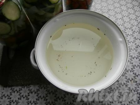 Затем воду из банок с овощами аккуратно слить в кастрюлю, довести её до кипения.