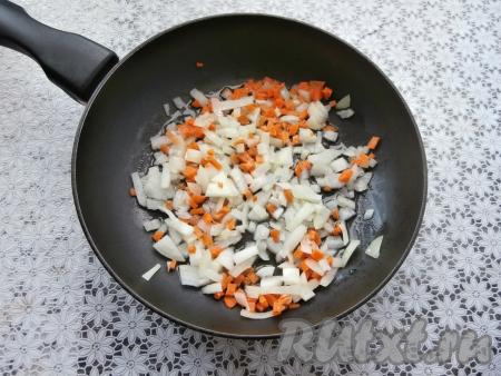 Морковь и оставшуюся луковицу нарезать на небольшие кусочки, выложить их на сковороду, прогретую с растительным маслом, и обжарить овощи на среднем огне до мягкости (в течение 7-8 минут), иногда помешивая.
