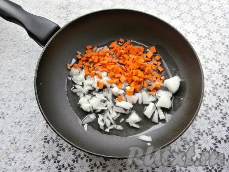 Лук и морковку очистить. В сковороде разогреть растительное масло, добавить нарезанный произвольно лук и нарезанную на небольшие кубики морковь.
