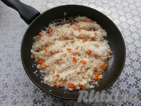Обжарить овощи в течение 2-3 минут на среднем огне, помешивая, затем добавить к ним рис, перемешать.