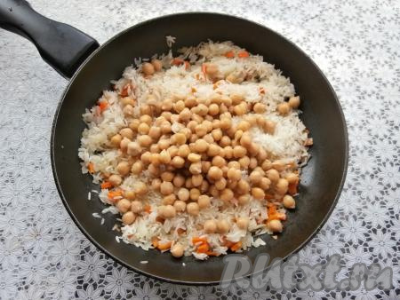 Обжаривать рис с овощами, помешивая, до испарения лишней жидкости и лёгкой румяности риса. Далее добавить варёный (или консервированный) нут. 