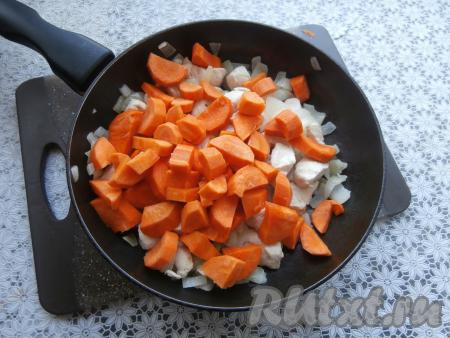 Далее добавить в сковороду крупно нарезанную морковь.