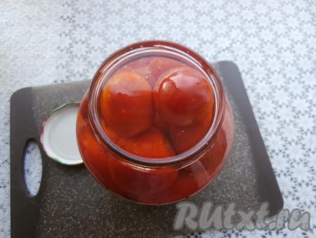 Залить помидоры крутым кипятком, накрыть баночку крышкой, оставить минут на 10. Затем воду из банки с помидорчиками слить в раковину. Снова залить помидоры в банке кипятком, прикрыть крышкой и оставить ещё на 10 минут.