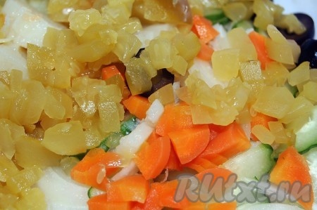 Вареную морковь и соленый огурец нарезать мелкими кубиками. Добавить к уже порезанным овощам.