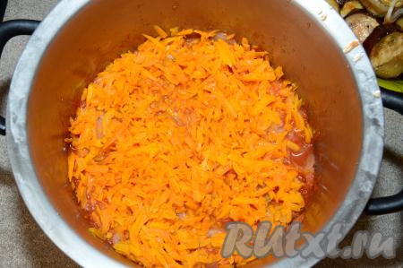 Затем выложить половину обжаренной моркови.
