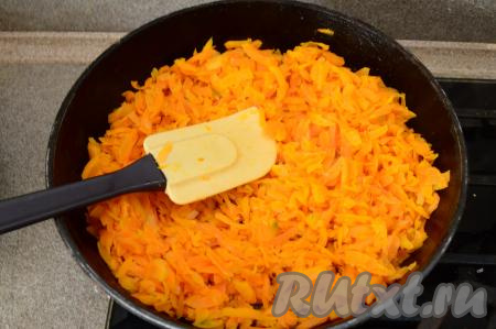 На другой сковороде (отдельно от лука) обжарить морковку на подсолнечном масле до полуготовности (в течение 10-12 минут), периодически помешивая. Я обычно в процессе обжаривания добавляю немного воды.