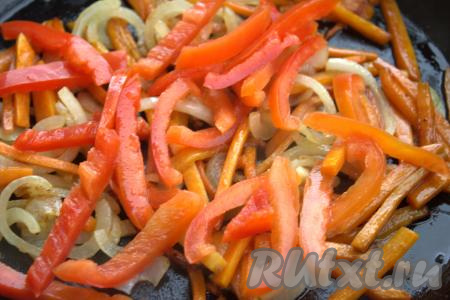 Болгарский перец очистить от плодоножки, семечек и перегородок, нарезать на тонкие полоски и выложить к морковке с луком, перемешать и обжаривать на среднем огне минуты 3-4, постоянно помешивая. По желанию, овощи можно посолить.