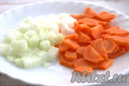 Пока маринуется мясо, морковь очистить и нарезать на достаточно тонкие полукружочки, очищенную луковицу нарезать на небольшие кубики.