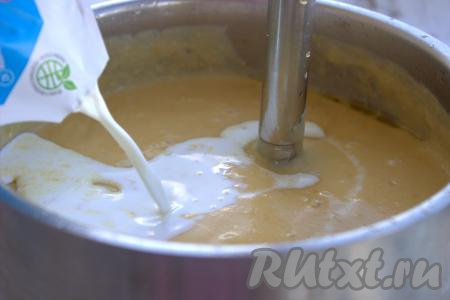 В куриный суп аккуратно влить сливки, ещё раз пюрировать. Густоту крем-супа регулируйте по своему вкусу, вливая больше или меньше сливок.