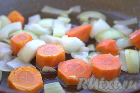Пока варится картофель, очистить и нарезать произвольно лук и морковь. В сковороде разогреть растительное масло, поместить в сковороду морковь, перемешивая, обжарить на достаточно сильном огне 1-2 минуты. Затем к моркови добавить лук и обжаривать овощи до золотистости (около 4-5 минут) на достаточно сильном огне, часто помешивая.