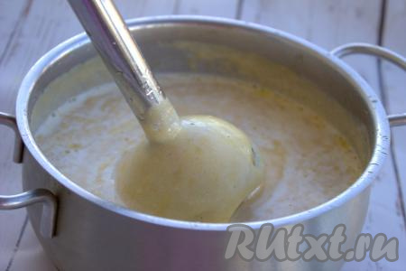 Возвратить кастрюлю с крем-супом на плиту, поставить на средний огонь, помешивая, довести до кипения (не кипятить, иначе сливки могут свернуться). Выключить огонь, накрыть суп крышкой и дать настояться 5-10 минут.