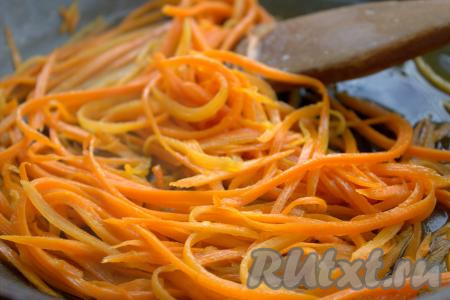 В сковороде разогреть растительное масло, выложить натёртую морковь и на среднем огне, помешивая, обжарить до мягкости (на это потребуется минут 5-6). Как только морковь обжарится, вынуть её из сковороды, поместив на отдельную тарелочку.