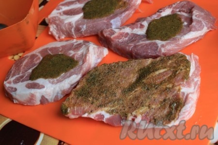 Куски мяса в ароматной обмазке оставить примерно на 30 минут промариноваться.
