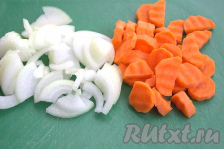 Морковь очистить и нарезать на тонкие полукружочки. Почистить и нарезать на четвертинки репчатый лук.