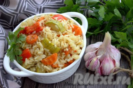 Аппетитное овощное рагу с рисом и кабачками готово. Подавайте его в горячем виде как самостоятельное блюдо или в качестве дополнения к мясу, рыбе.